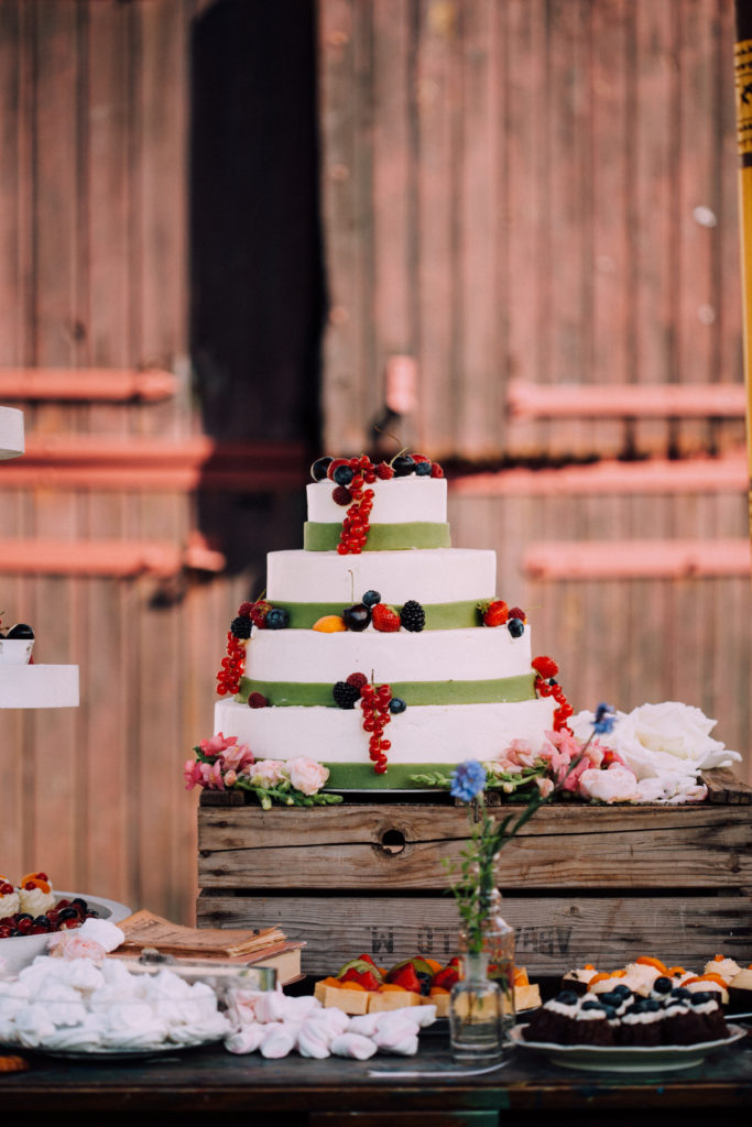 Hochzeitstorte Scheune Sweettable