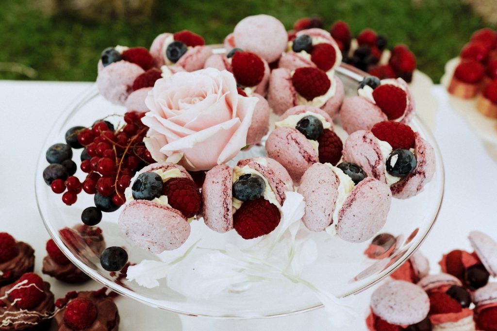 Rosa Dessert und Beeren