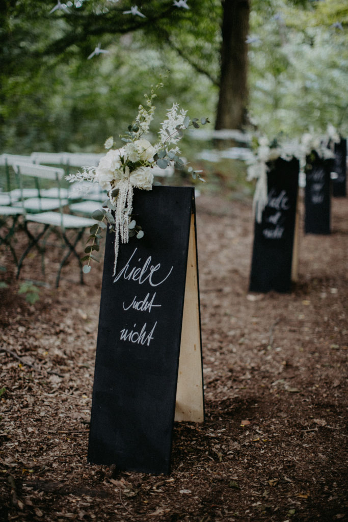 Wegweiser Hochzeitsideen Hochzeit im Wald